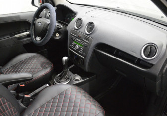 Подержанный автомобиль Ford Fusion 2006 года (12 фото)