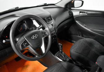 Подержанный автомобиль Hyundai Solaris Hatchback 2016 года (9 фото)