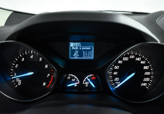 Подержанный автомобиль Ford Kuga 2015 года (19 фото)