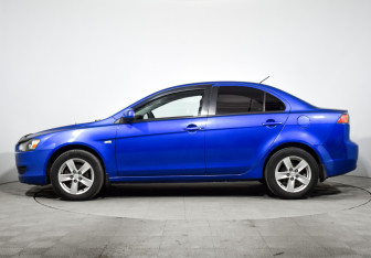 Подержанный автомобиль Mitsubishi Lancer Sedan 2010 года (8 фото)