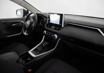 Подержанный автомобиль Toyota RAV4 2020 года (13 фото)