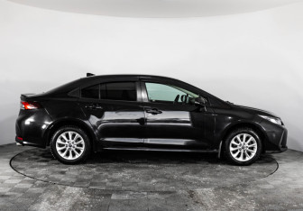 Подержанный автомобиль Toyota Corolla Sedan 2019 года (4 фото)