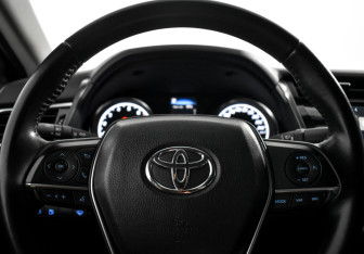 Подержанный автомобиль Toyota Camry Sedan 2018 года (17 фото)