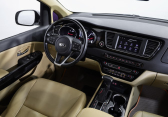 Подержанный автомобиль Kia Carnival 2018 года (8 фото)