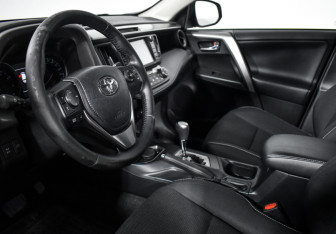Подержанный автомобиль Toyota RAV4 2017 года (9 фото)