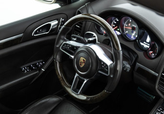 Подержанный автомобиль Porsche Cayenne 2016 года (33 фото)