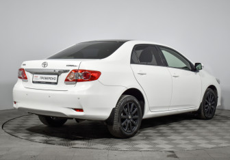 Подержанный автомобиль Toyota Corolla Sedan 2012 года (5 фото)