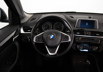 Подержанный автомобиль BMW X1 2018 года (10 фото)