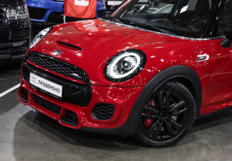 Подержанный автомобиль MINI Hatch 2019 года (2 фото)
