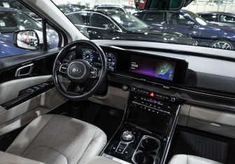 Подержанный автомобиль Kia Carnival 2020 года (15 фото)