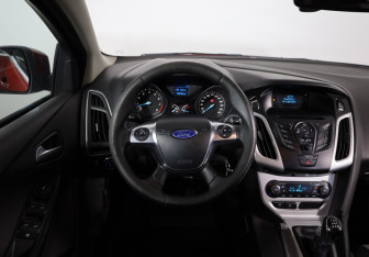 Подержанный автомобиль Ford Focus Hatchback 2013 года (10 фото)