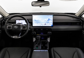 Подержанный автомобиль Toyota RAV4 2026 года (16 фото)
