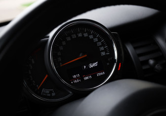 Подержанный автомобиль MINI Hatch 2018 года (12 фото)