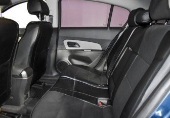 Подержанный автомобиль Chevrolet Cruze Hatchback 2013 года (11 фото)