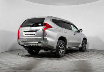 Подержанный автомобиль Mitsubishi Pajero Sport 2017 года (5 фото)