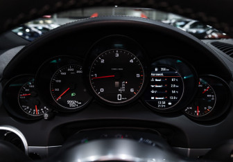 Подержанный автомобиль Porsche Cayenne 2017 года (18 фото)