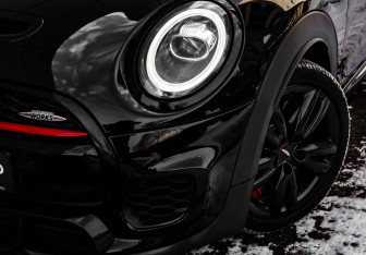 Подержанный автомобиль MINI Hatch 2020 года (3 фото)