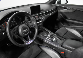 Подержанный автомобиль Audi A4 Sedan 2017 года (9 фото)