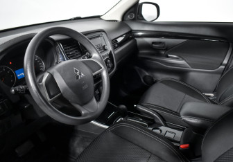 Подержанный автомобиль Mitsubishi Outlander 2019 года (9 фото)