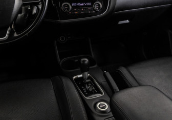 Подержанный автомобиль Mitsubishi Outlander 2015 года (13 фото)