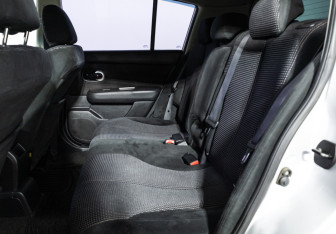 Подержанный автомобиль Nissan Tiida Hatchback 2010 года (10 фото)