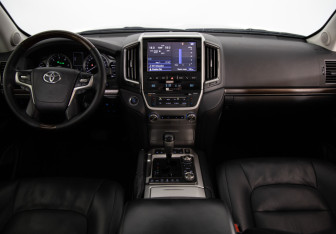 Подержанный автомобиль Toyota Land Cruiser Suv 2016 года (9 фото)