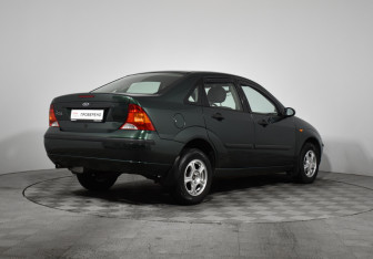 Подержанный автомобиль Ford Focus Sedan 2004 года (5 фото)