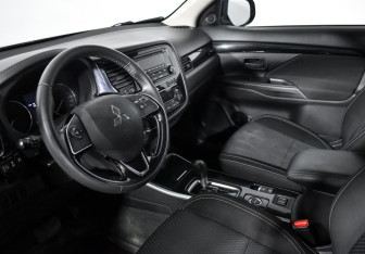 Подержанный автомобиль Mitsubishi Outlander 2019 года (9 фото)