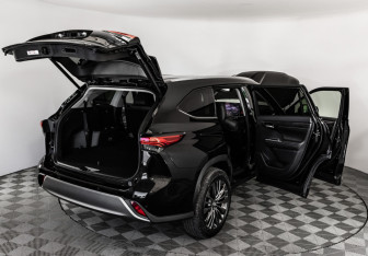 Подержанный автомобиль Toyota Highlander 2025 года (12 фото)