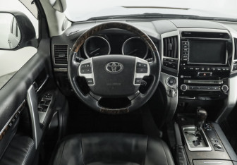 Подержанный автомобиль Toyota Land Cruiser Suv 2013 года (11 фото)