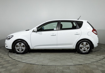 Подержанный автомобиль Kia Ceed Hatchback 2011 года (8 фото)