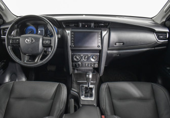Подержанный автомобиль Toyota Fortuner 2021 года (13 фото)