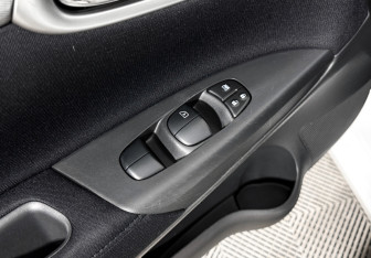 Подержанный автомобиль Nissan Tiida Hatchback 2015 года (10 фото)