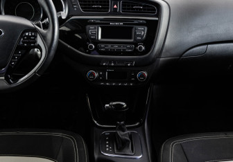 Подержанный автомобиль Kia Ceed Hatchback 2014 года (14 фото)