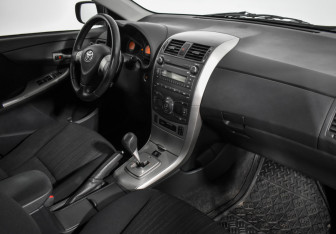 Подержанный автомобиль Toyota Corolla Sedan 2007 года (14 фото)