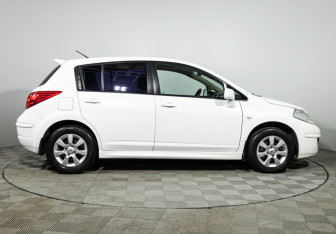 Подержанный автомобиль Nissan Tiida Hatchback 2013 года (4 фото)