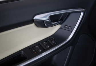 Подержанный автомобиль Volvo S60 2014 года (19 фото)