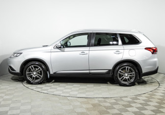 Подержанный автомобиль Mitsubishi Outlander 2021 года (8 фото)