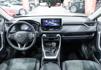 Подержанный автомобиль Toyota RAV4 2023 года (18 фото)
