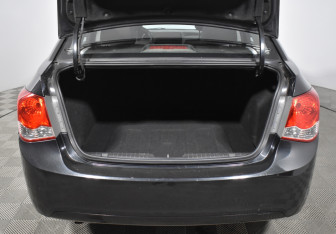 Подержанный автомобиль Chevrolet Cruze Sedan 2012 года (17 фото)