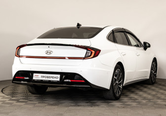 Подержанный автомобиль Hyundai Sonata 2022 года (8 фото)