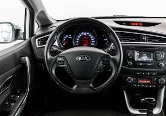 Подержанный автомобиль Kia Ceed Hatchback 2017 года (13 фото)