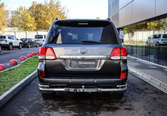 Подержанный автомобиль Toyota Land Cruiser Suv 2008 года (5 фото)