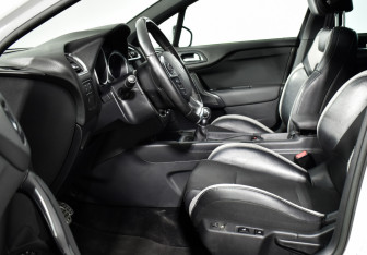 Подержанный автомобиль Citroen DS4 2013 года (10 фото)