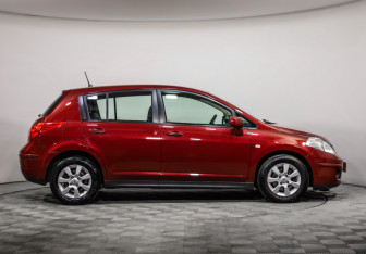 Подержанный автомобиль Nissan Tiida Hatchback 2008 года (4 фото)
