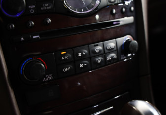 Подержанный автомобиль Infiniti EX 2012 года (15 фото)