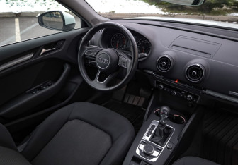 Подержанный автомобиль Audi A3 Hatchback 2017 года (9 фото)