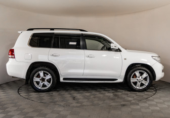 Подержанный автомобиль Toyota Land Cruiser Suv 2011 года (4 фото)