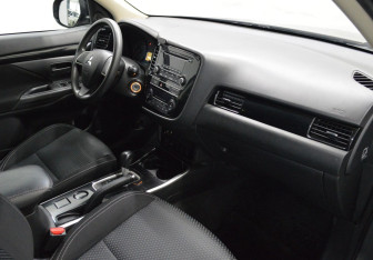 Подержанный автомобиль Mitsubishi Outlander 2019 года (12 фото)