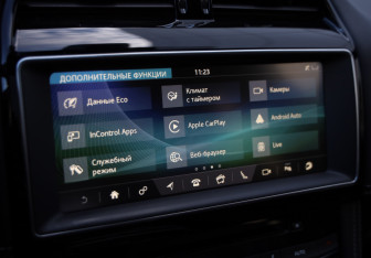 Подержанный автомобиль Jaguar F-Pace 2017 года (15 фото)